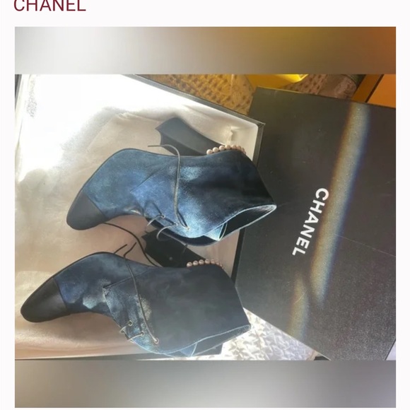 Chanel bootie sued black and navy with pearls excellent condition - Picture 5 of 5